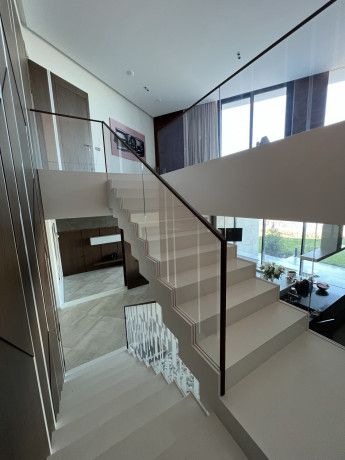 proizvodstvo-stekliannyx-ograzdenii-i-lestnic-ot-glass-style-big-2